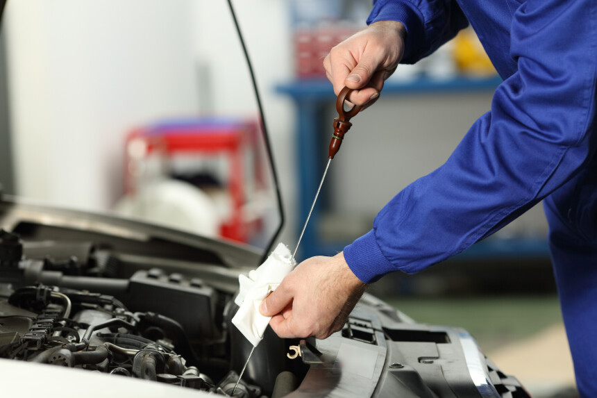 cambiar aceite coche depósito revisar nivel