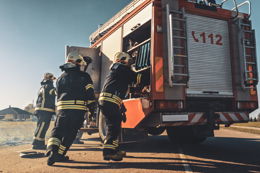incendio coche llamar emergencias