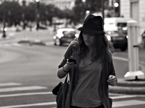 caminar por la calle con el móvil